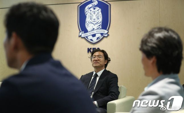 当他带着美女去看车的时候，这个销售就告诉他们，现在没有现车、所以只能先预定，然后这个富二代就当着美女的面，假模假样的交了一百万定金，拿到了订车的合同。